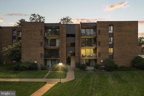 apt-102-7802 Dassett Ct, ANNANDALE, VA, 22003-4805 | Card Image