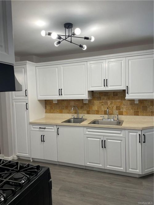 7 Castle Dr, Spring Valley, NY, 10977-6522 | Card Image