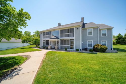 822 W Barrington Cir, Jackson, MI, 49203-2582 | Card Image