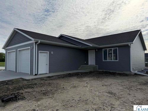 14 Village Lane, New Ulm, MN, 56073 | Card Image