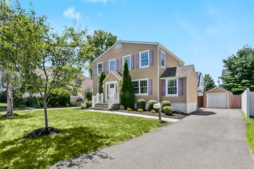 204 Eastlawn St, Fairfield, CT, 06824-6481 | Card Image
