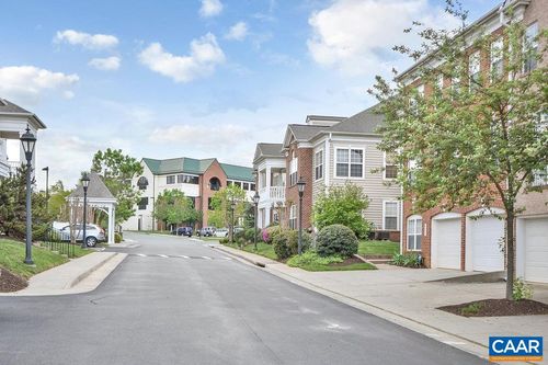 985 Glenwood Station Ln, CHARLOTTESVILLE, VA, 22901 | Card Image