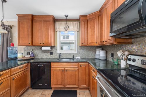 208 Island Pkwy W, Island Park, NY, 11558-1817 | Card Image