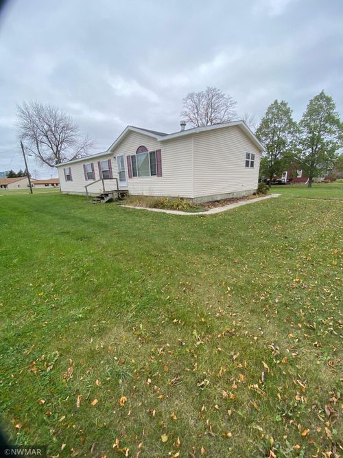 415 Elm Ave S, Hallock, MN, 56728-4144 | Card Image