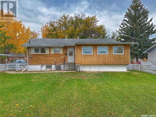 7469 Lake Ave, Gull Lake, SK, S0N1A0 | Card Image