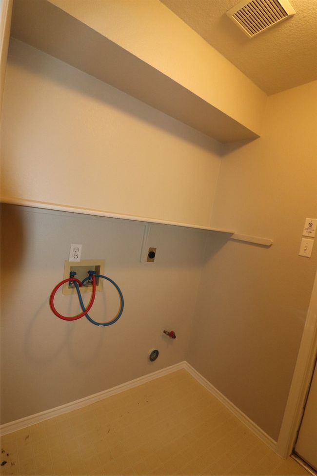 Laundry room featuring washer hookup, hookup for an electric dryer, a textured ceiling, and gas dryer hookup | Image 32