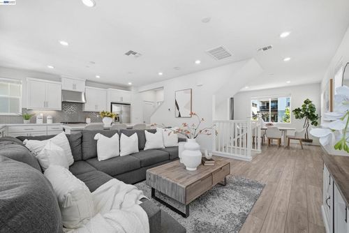 9137 Seawind Way, Newark, CA, 94560-7320 | Card Image