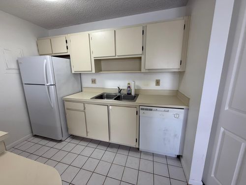 r104-645 Executive Center Dr, West Palm Beach, FL, 33401-4932 | Card Image