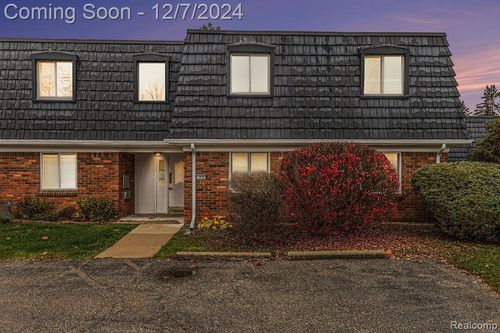 2-1834 Colonial Village Way, Waterford Twp, MI, 48328 | Card Image