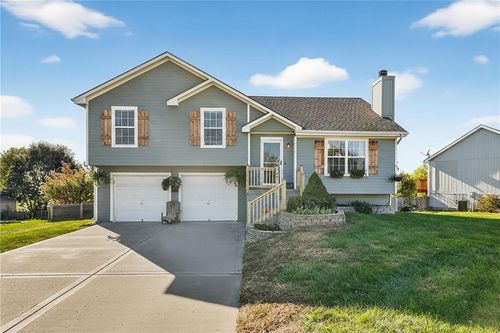 9305 Ne Paw Paw Dr, Kansas City, MO, 64157-8237 | Card Image