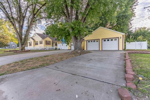 402 W Vine St, Junction City, KS, 66441-3631 | Card Image