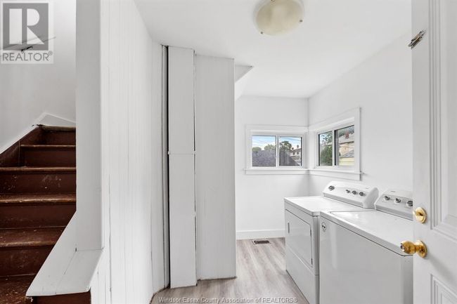 1056 Shepherd St E, Home with 3 bedrooms, 2 bathrooms and null parking in Windsor ON | Image 6