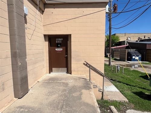 130-211 W 3rd St, Taylor, TX, 76574-3518 | Card Image