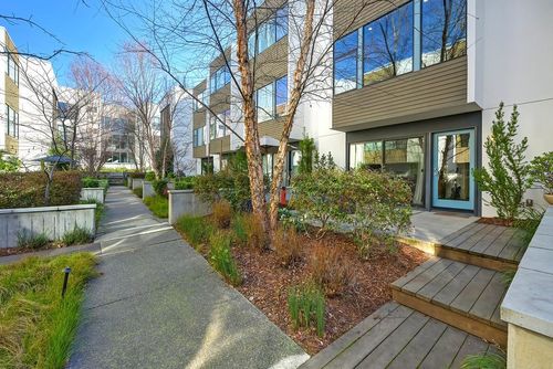 979 Eames Walk, West Sacramento, CA, 95691-2878 | Card Image