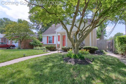 2371 Allard Ave, Grosse Pointe Woods, MI, 48236-1913 | Card Image