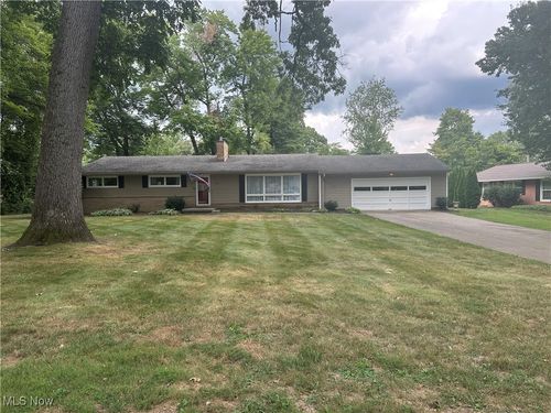 225 Seneca Trl Sw, Hartville, OH, 44632-8700 | Card Image