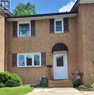 20 Frame Cres, Townhouse with 3 bedrooms, 2 bathrooms and null parking in Elliot Lake ON | Image 2