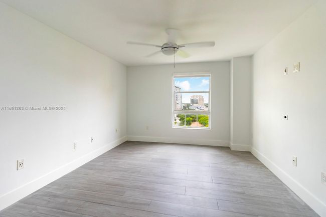 1007 - 2351 Douglas Rd, Condo with 2 bedrooms, 2 bathrooms and null parking in Miami FL | Image 11