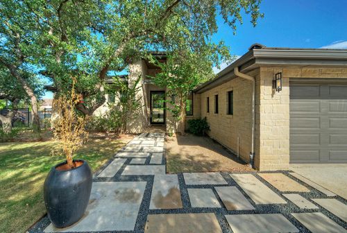 10 Monarch Oaks Ln, The Hills, TX, 78738-1421 | Card Image