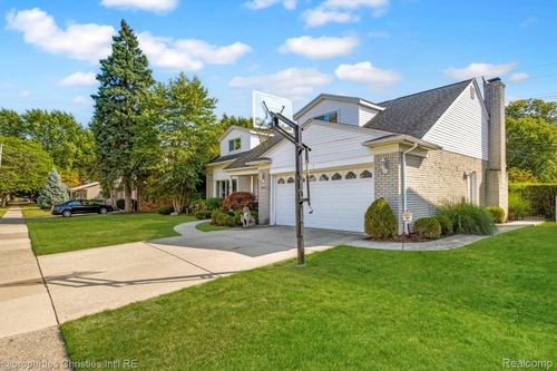 23282 N Rosedale Ct, Saint Clair Shores, MI, 48080-2615 | Card Image