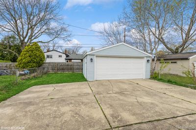 14220 Manhattan Street, Home with 3 bedrooms, 1 bathrooms and null parking in Oak Park MI | Image 3