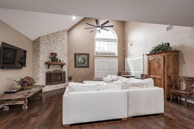 402 Cs Harmon Rd, Home with 4 bedrooms, 4 bathrooms and 2 parking in Hankamer TX | Image 10