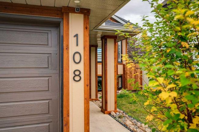 108 Valley Meadow Close Nw, Home with 5 bedrooms, 3 bathrooms and 2 parking in Calgary AB | Image 2