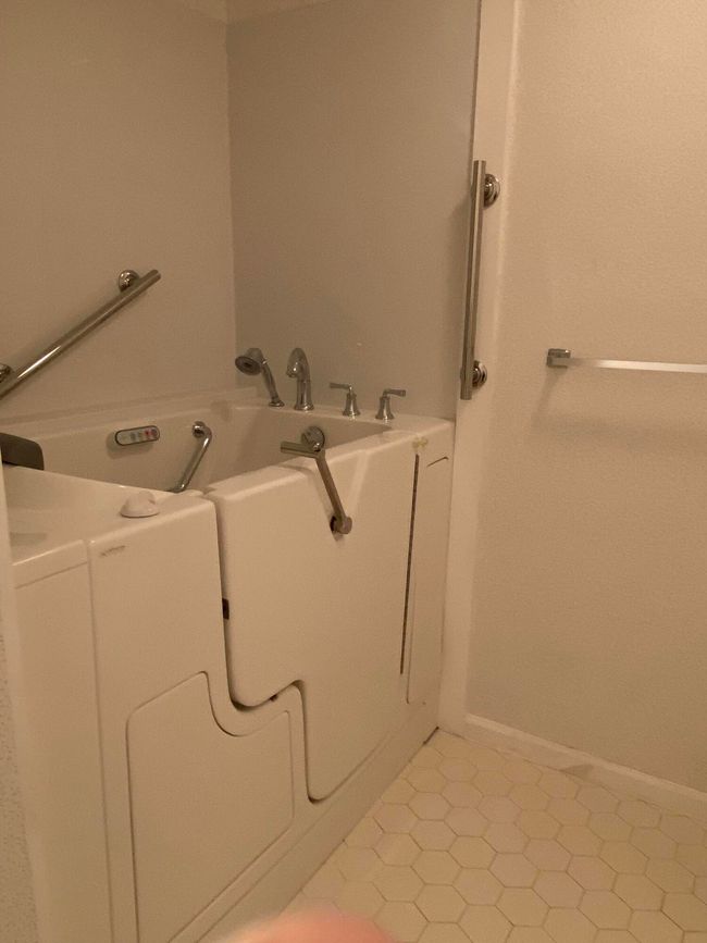 Walk-in tub in Hall Bathroom | Image 31