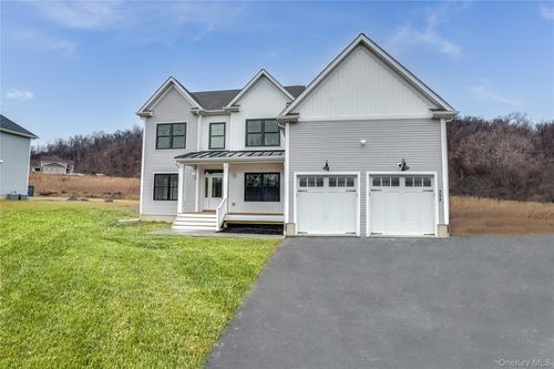 8 Roundhill Rd, East Fishkill, NY, 12533-6719 | Card Image