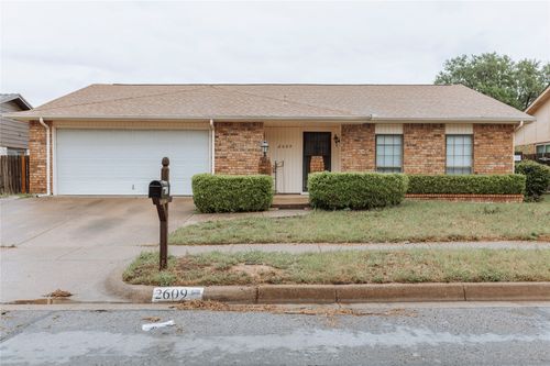 2609 Treeview Dr, Arlington, TX, 76016-1456 | Card Image
