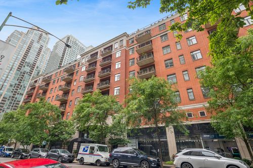 606-33 W Huron St, Chicago, IL, 60654-3744 | Card Image