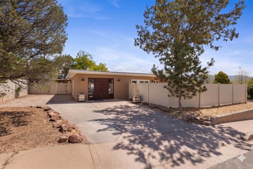211 Spruce St, Santa Fe, NM, 87501-1623 | Card Image