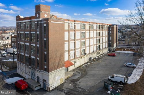 747 Pittston St, Allentown, PA, 18103-3255 | Card Image