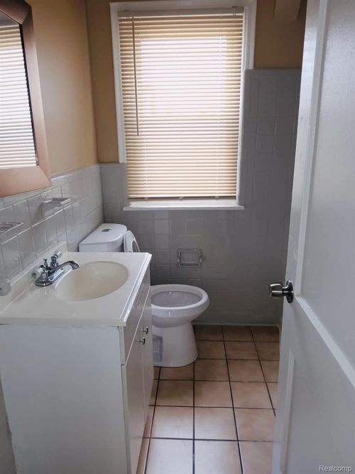 16069 Liberal St, Detroit, MI, 48205-2018 | Card Image