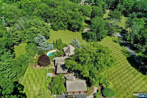 33 Woodfield Ln, Saddle River, NJ, 07458-3219 | Card Image