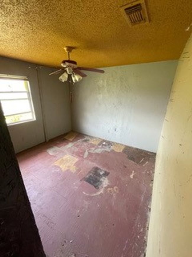 Empty room with a ceiling fan and visible vents | Image 18