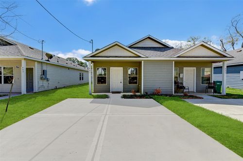 407 E Avenue G, Conroe, TX, 77301-3733 | Card Image