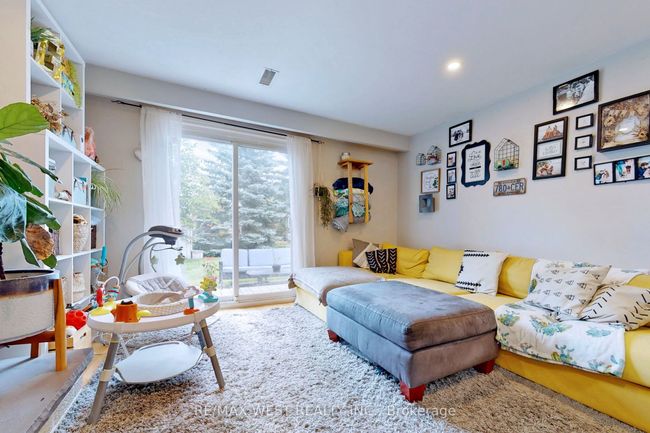 B - 39 Portland Cres, Home with 2 bedrooms, 3 bathrooms and 2 parking in Newmarket ON | Image 5