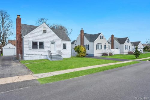 108 Lido Pkwy, Lindenhurst, NY, 11757-6019 | Card Image