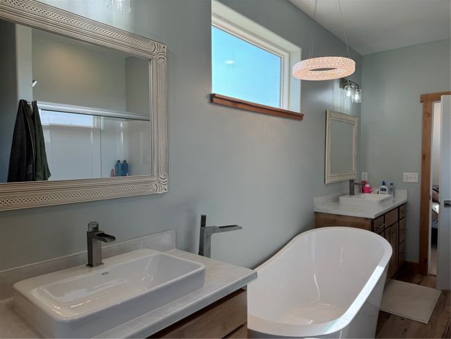 Large soaker tub | Image 26
