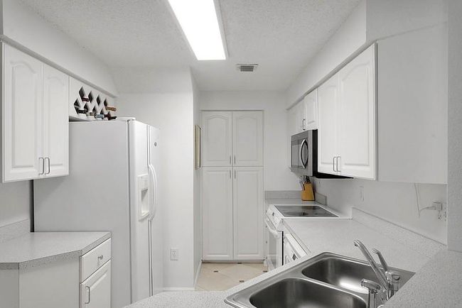 Kitchen | Image 10