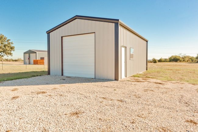 Detached garage featuring gravel driveway | Image 31