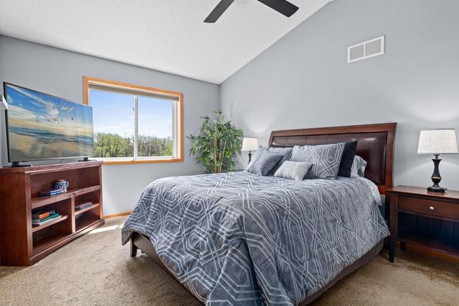 Primary suite w/private full bathroom & walk-in closet | Image 12