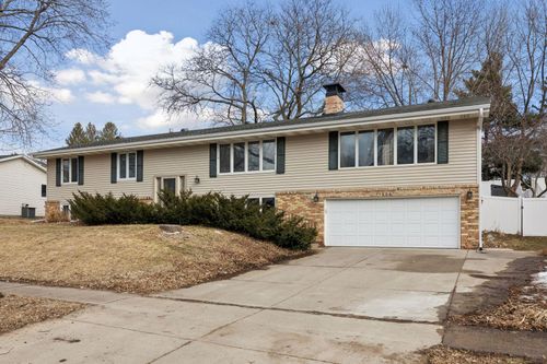 11205 River Hills Dr, Burnsville, MN, 55337-3220 | Card Image