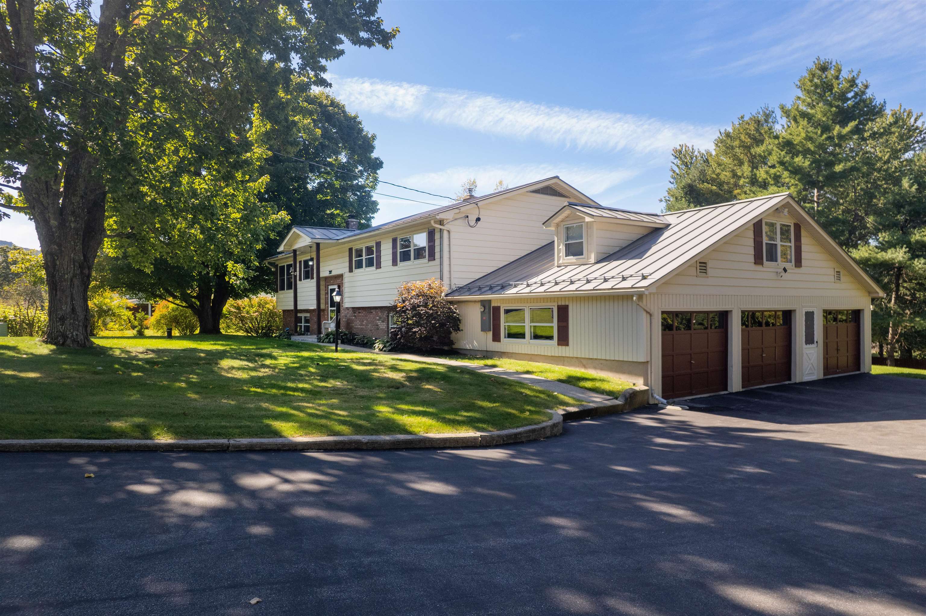 397 Sunset Dr, For Sale in Rutland - eXp Realty