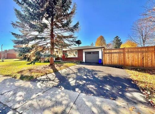 49 Howland Dr, Kitchener, ON, N2E1G4 | Card Image
