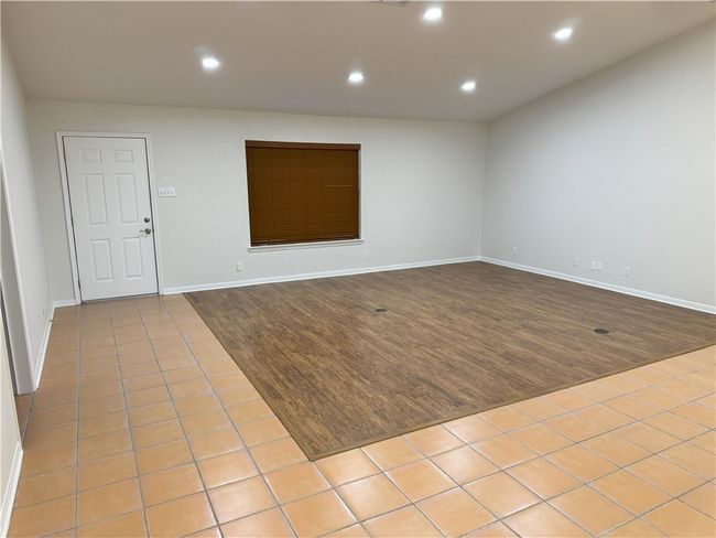 136 Lakeview Trce, House attached with 2 bedrooms, 2 bathrooms and 4 parking in Three Rivers TX | Image 5