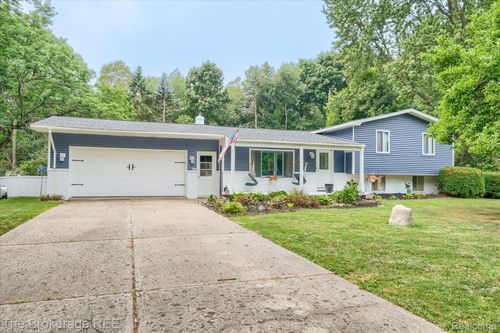 2127 Holly Tree Dr, Davison, MI, 48423-2066 | Card Image