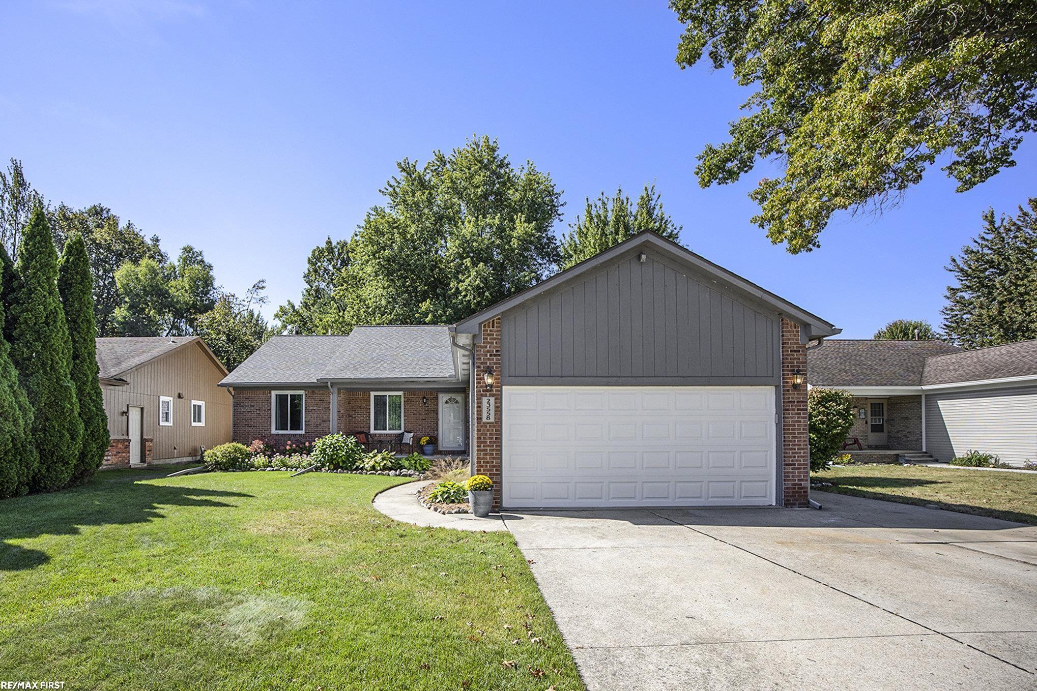 Deanhurst St, Clinton Township, MI 48035