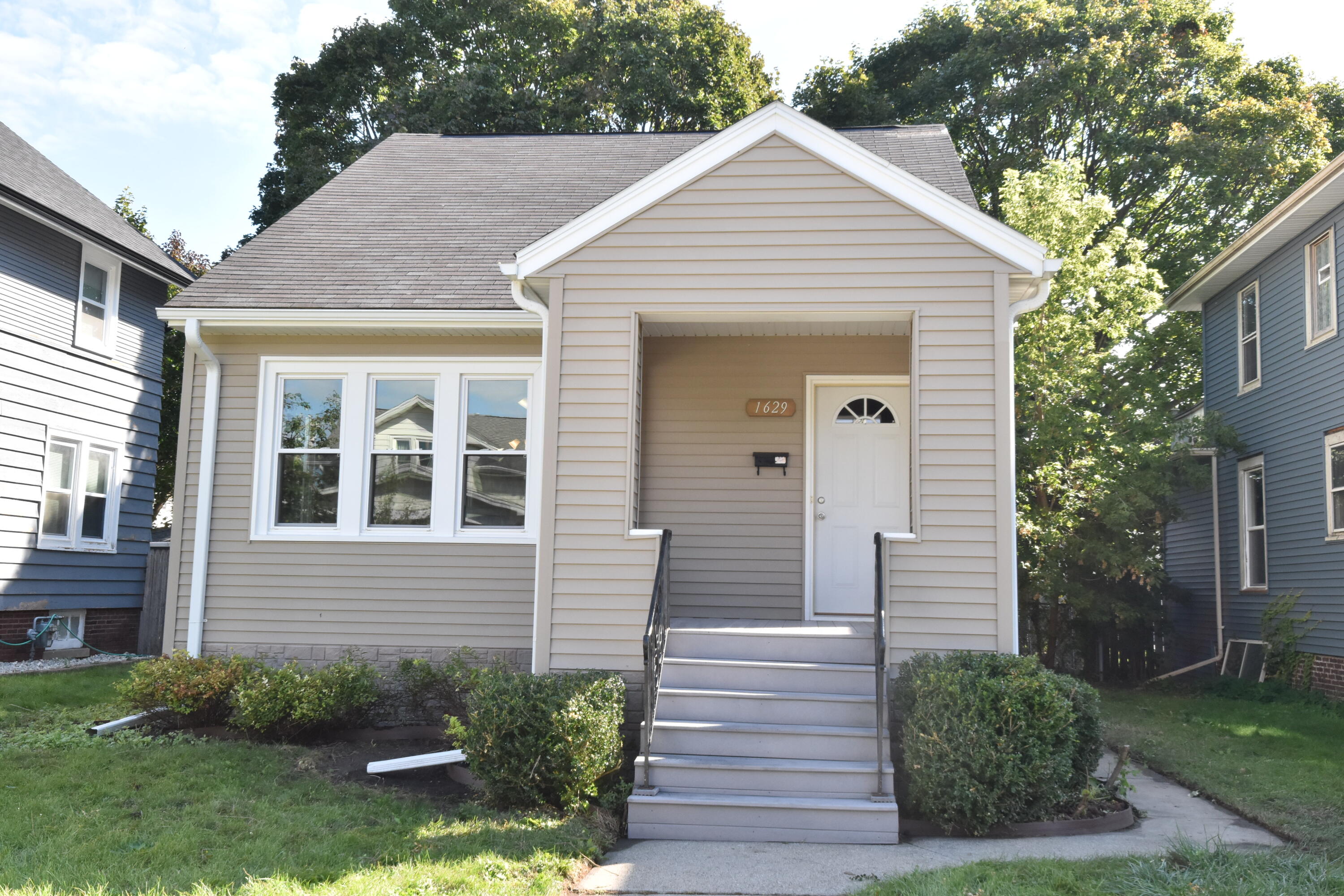 Flett Ave, Racine, WI 53405